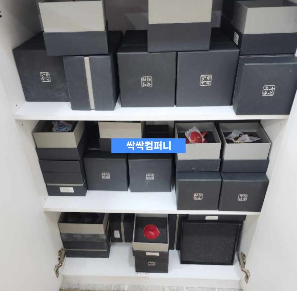 정리된 사무용품과 서류가 보관된 사물함 시스템