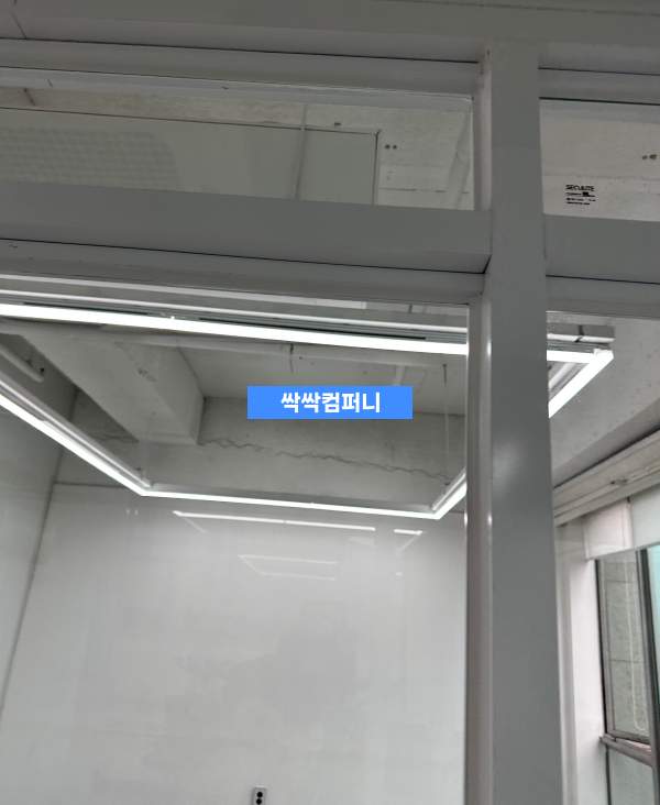 깔끔한 사무실 유리창