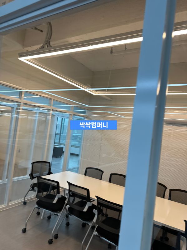 밝은 조명이 있는 깔끔한 회의실 공간