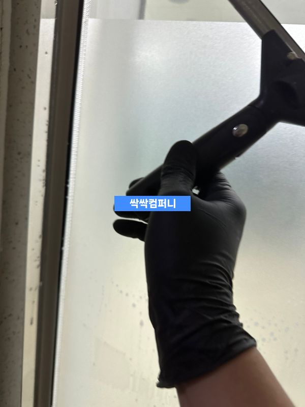 청소 장갑을 낀 손이 문고리를 닦고 있는 모습