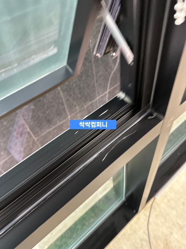 창문 레일 및 창틀 세척 작업 클로즈업