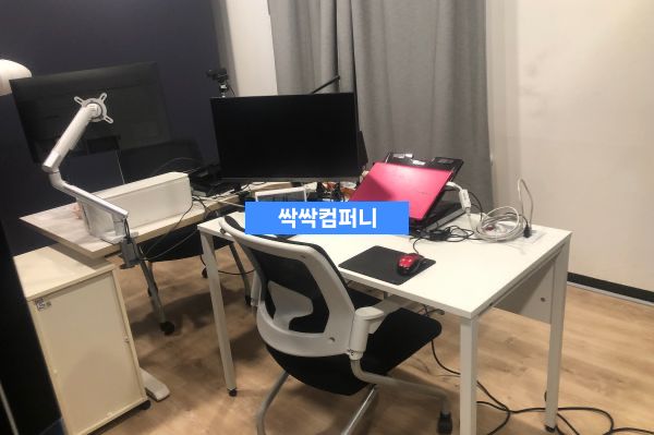 깔끔하게 정리된 사무실 책상과 의자가 있는 업무 공간 