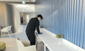 구리 교문동 사무실정기청소 청소 작업 중인 전문가가 바닥을 관리하는 모습