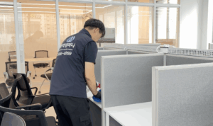 강서구 마곡동 사무실정기청소 하는모습