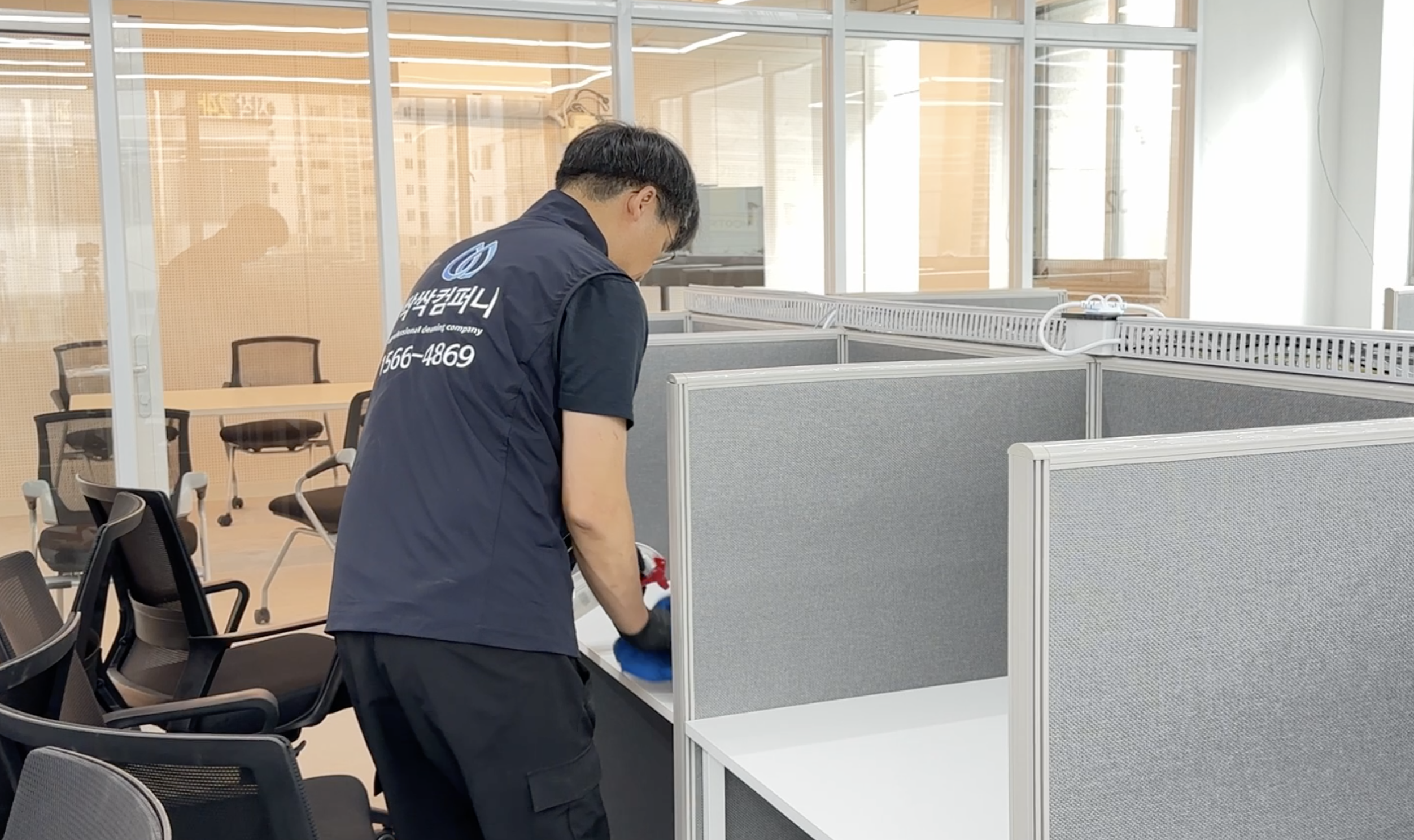 강서구 마곡동 사무실정기청소 하는모습