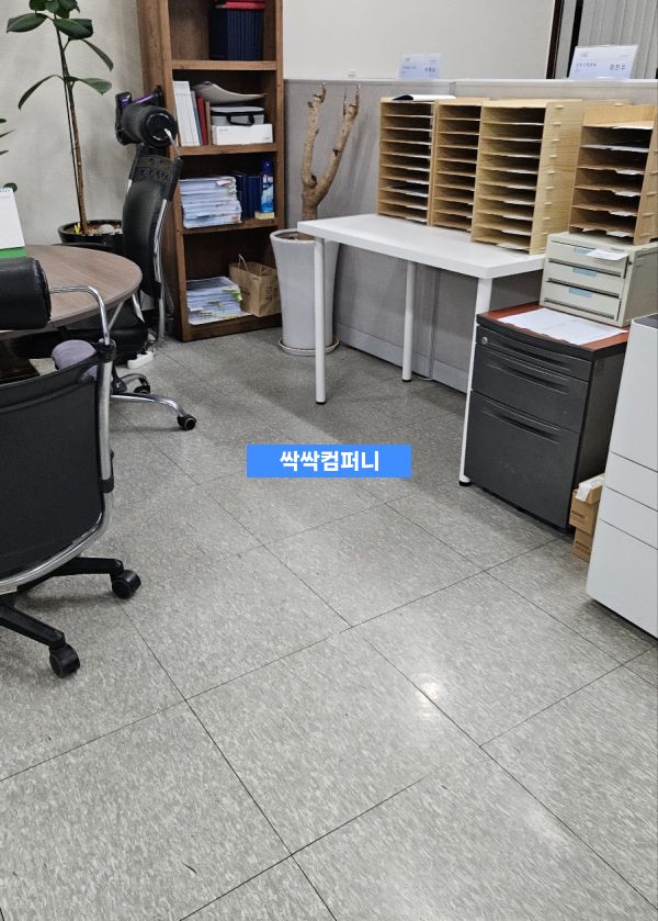 깔끔하게 정리된 화이트 사무용 가구와 수납장