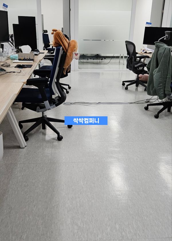 여러 사무용 의자가 배치된 깔끔한 사무실 공간