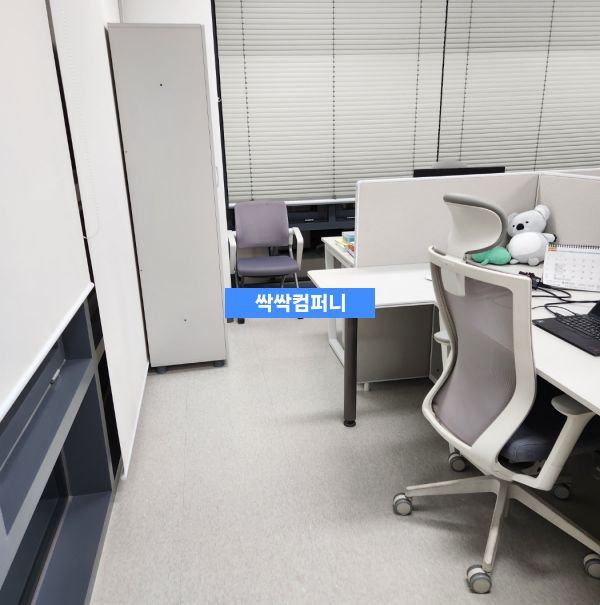 개인 사무공간 청소된 책상과 의자