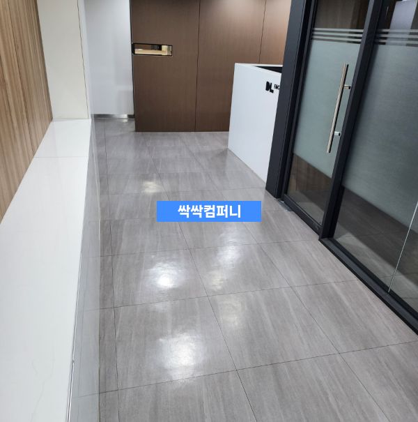 청결하게 관리된 사무실 복도와 바닥 