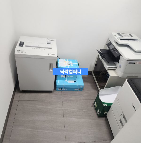 프린터 공간 정리된 사무실 구석 