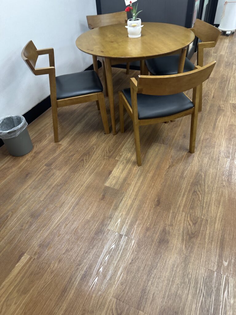 세종시 보람동 사무실청소, 마루바닥, 사무실, 원목풍, 4인의자포함 원형테이블