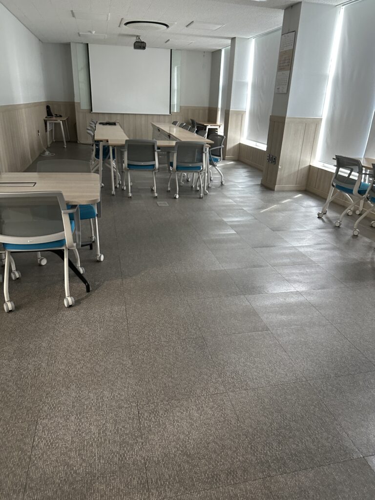 백색 배경 깔끔한 사무실, 긴탁자, 타일바닥