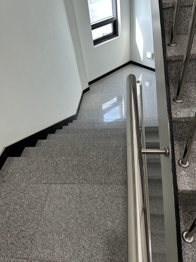 군산 사무실청소 계단