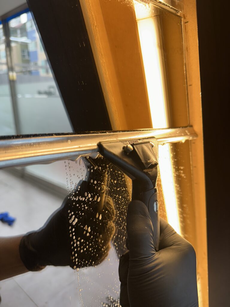 부천시 중동 사무실청소 전 바닥 오염 모습