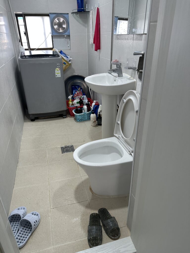 유리창 및 창틀의 묵은 때를 제거하여 투명도를 복원하는 모습