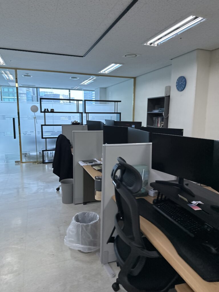 송파구 문정동 사무실청소, 사무실내부, 책상, 베란다