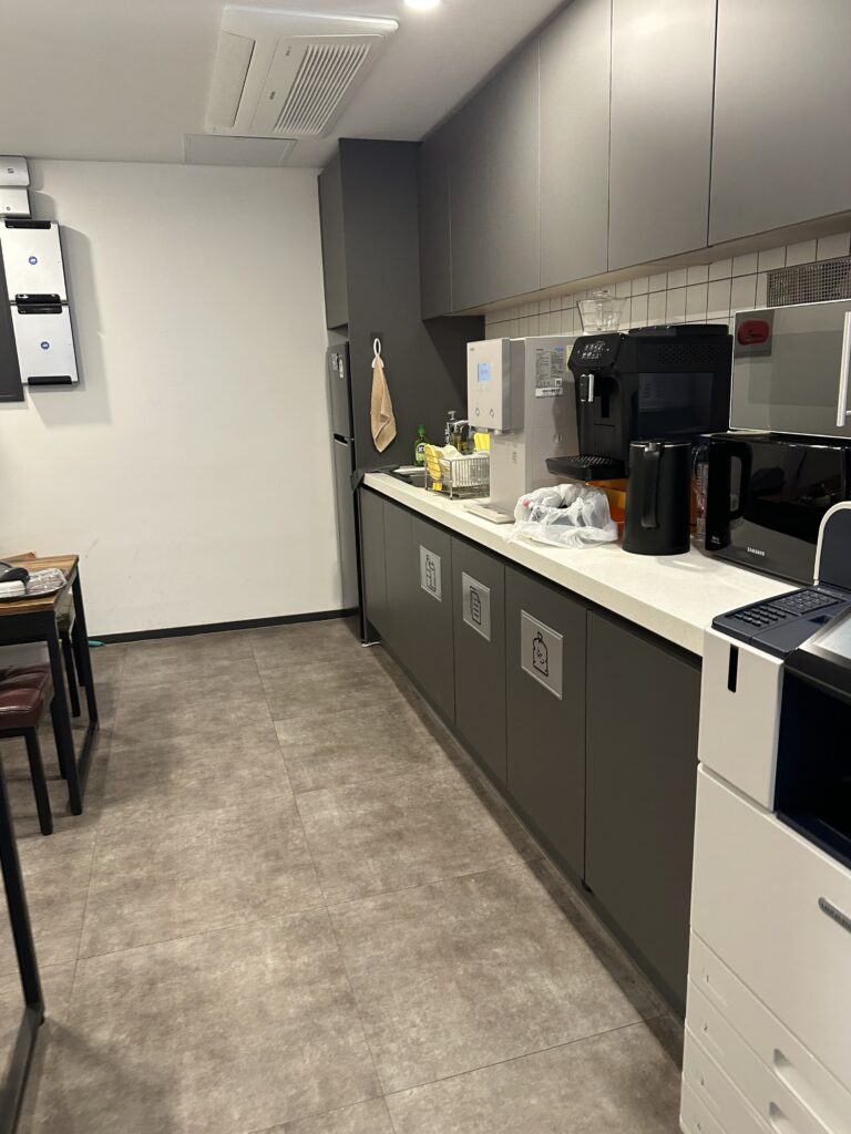 동탄 사무실청소 창호 및 창틀 틈새 전문 케어