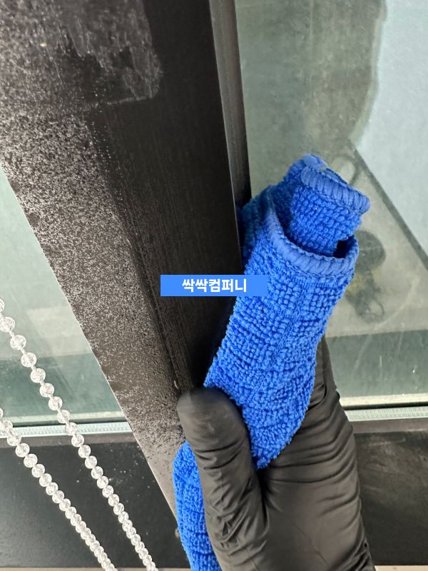 안양사무실청소 중 습식 마루 광택기를 사용한 바닥 묵은 때 제거 작업