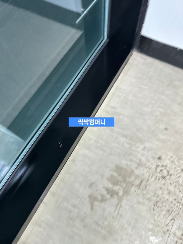 일산 사무실청소 현장 바닥 디럭스 타일 딥 클리닝 작업 모습