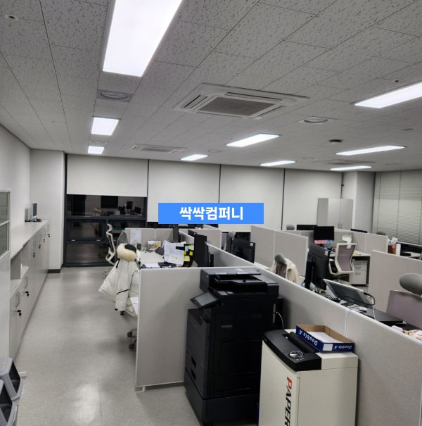 책임 관리 시스템을 통해 청소 완료 후 재검수하는 전문가 모습