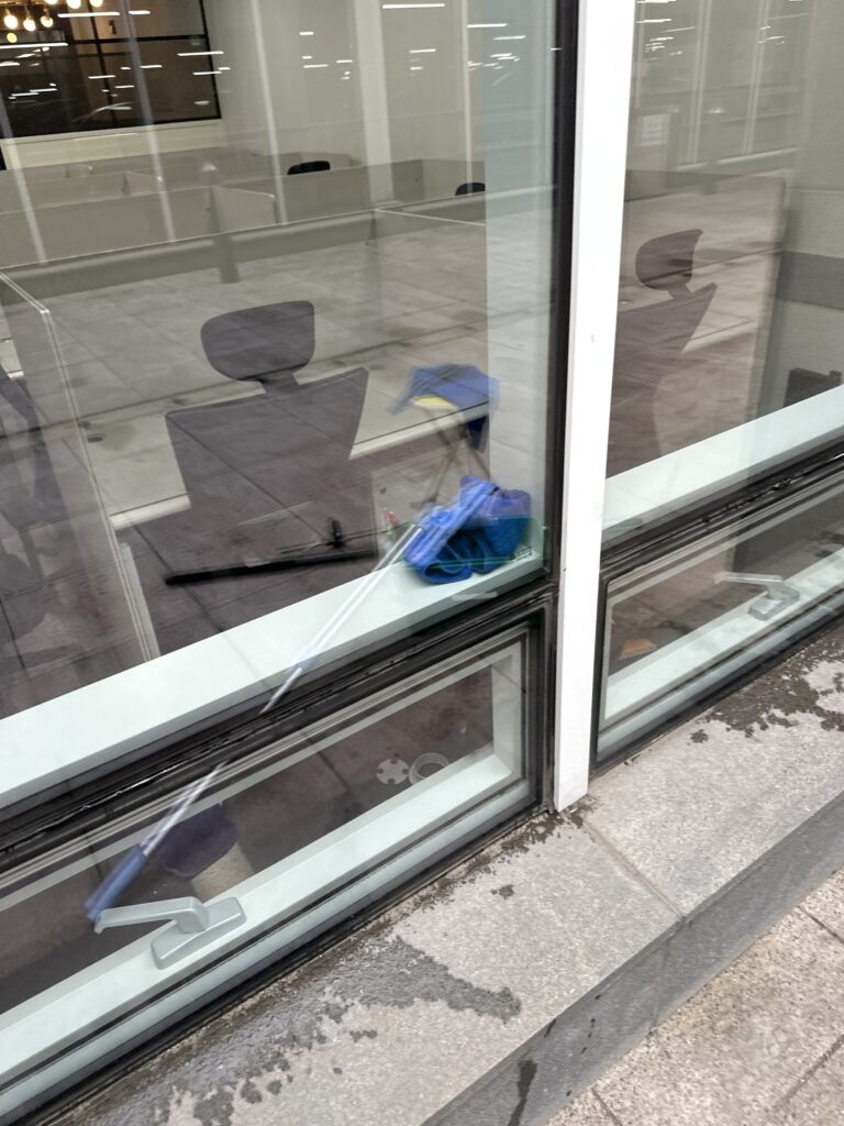 강동구 사무실청소 유리창