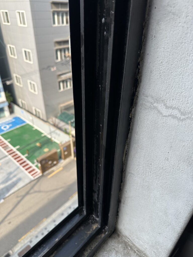 서초 사무실청소 창틀