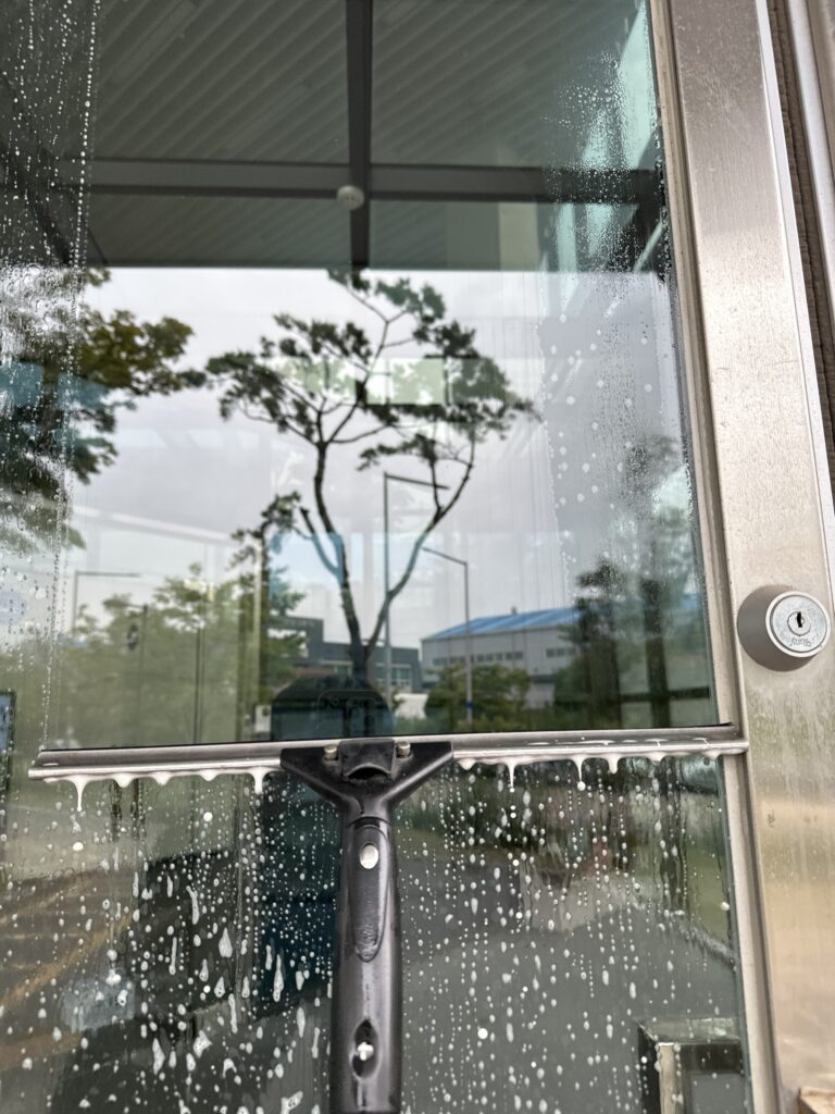 안산 사무실청소 유리창
