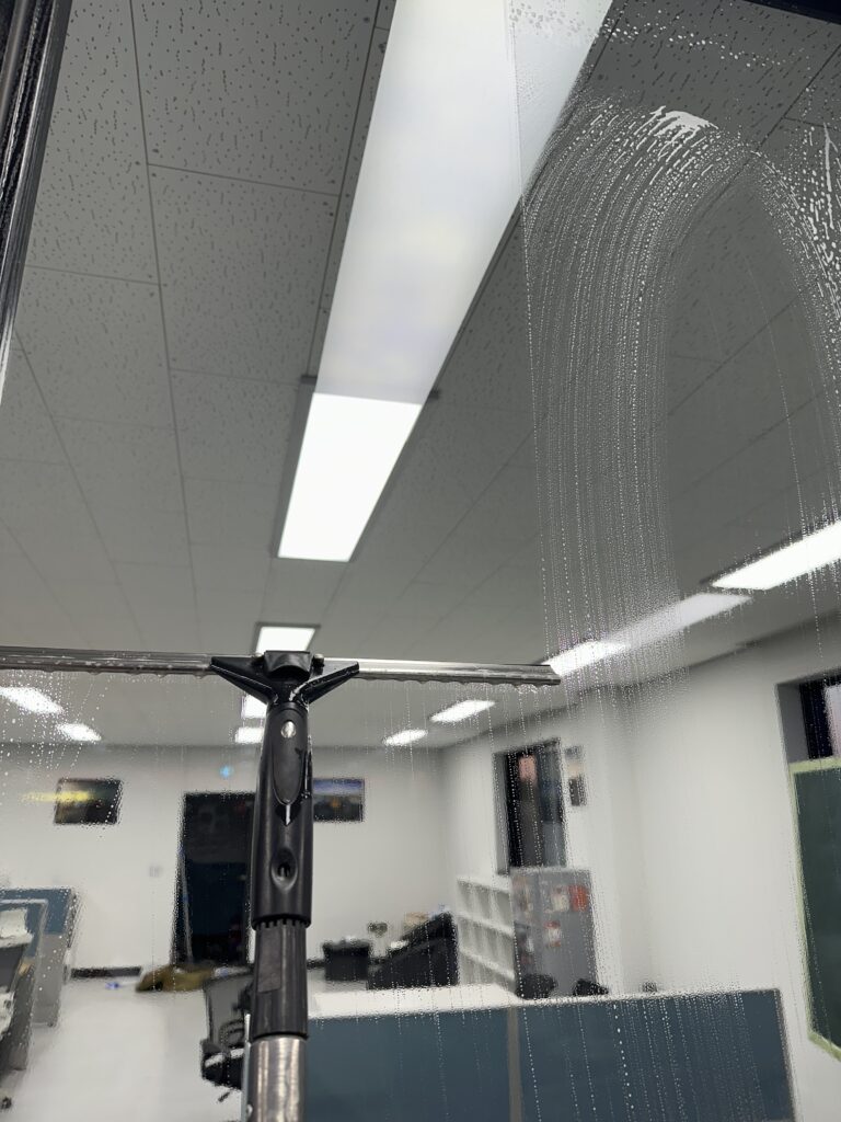 안산 사무실청소 유리창