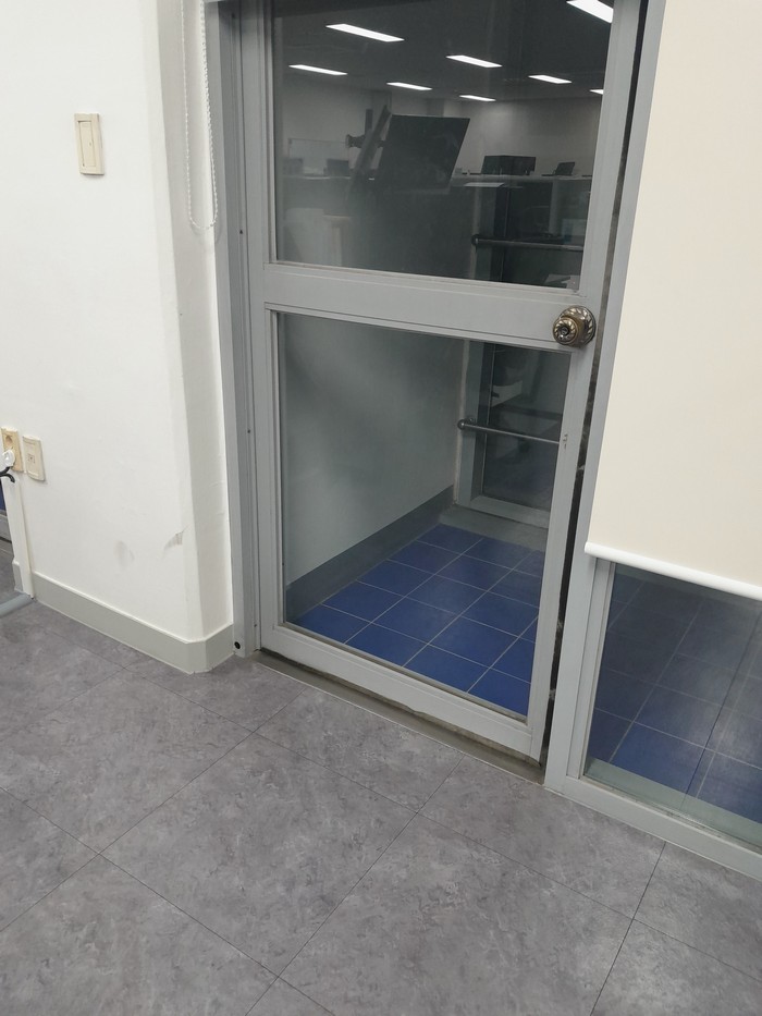 논현 사무실청소 유리문