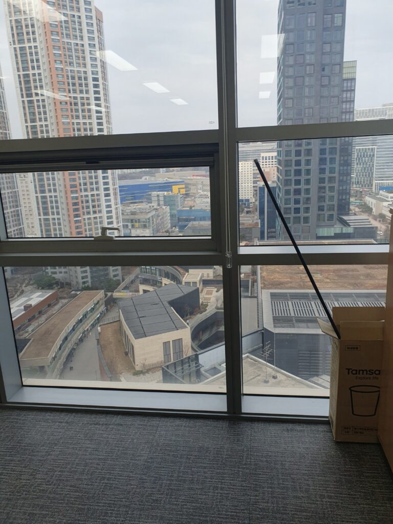 교대 사무실청소 유리창