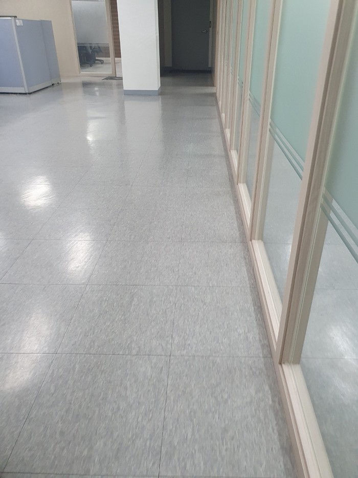 사무실 통로 바닥